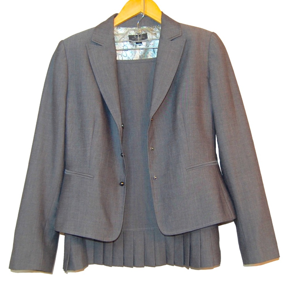 Gorgeous TAHARI A.S.L. Great gray two piece skirt suit.